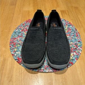 Men’s Skechers charcoal gray, size 10.5, Relaxed Fit Air-Cooled Memory Foam, EUC